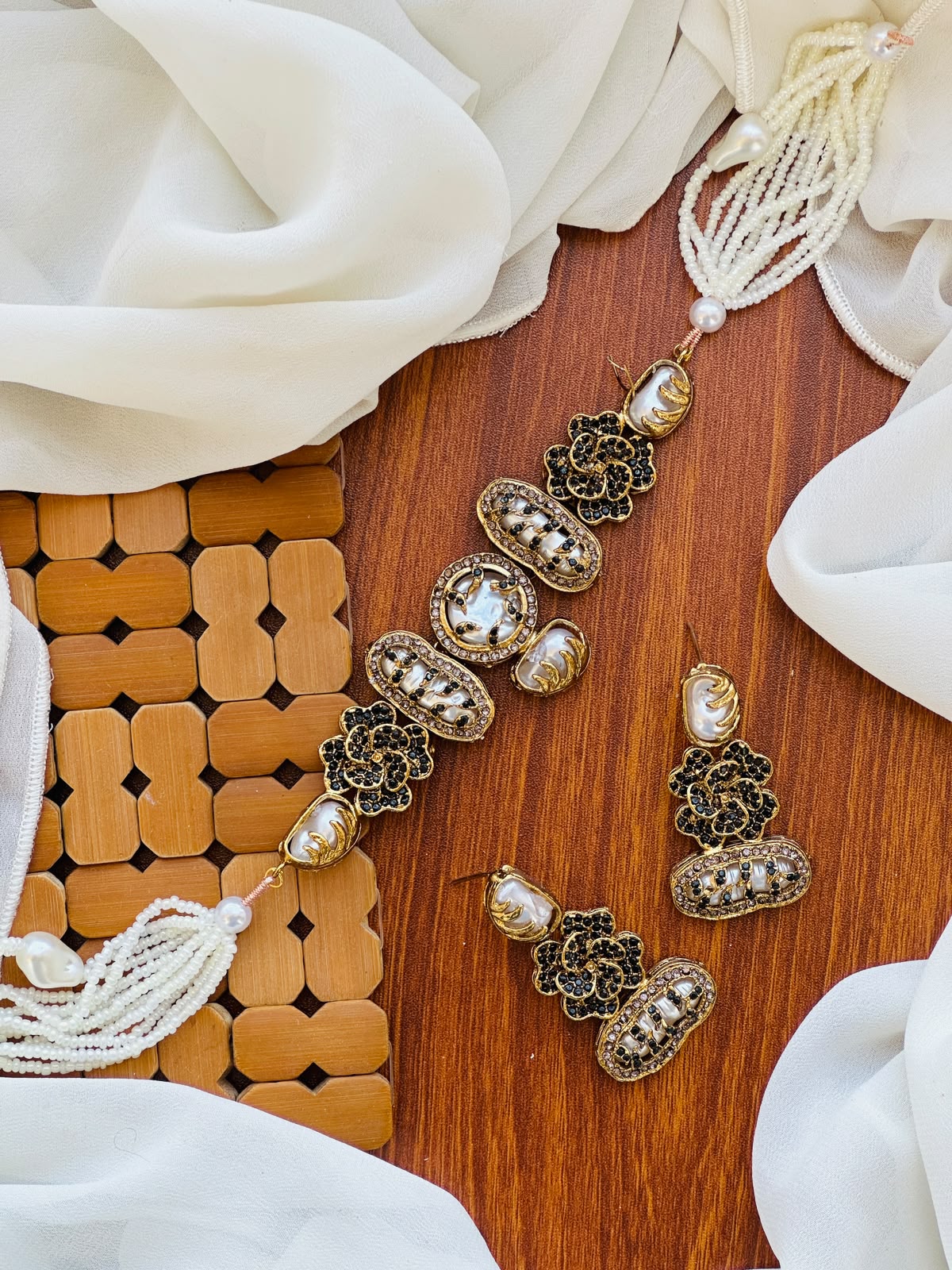 Casual Wear-Royal Emerald & Pearl Jewelry Set